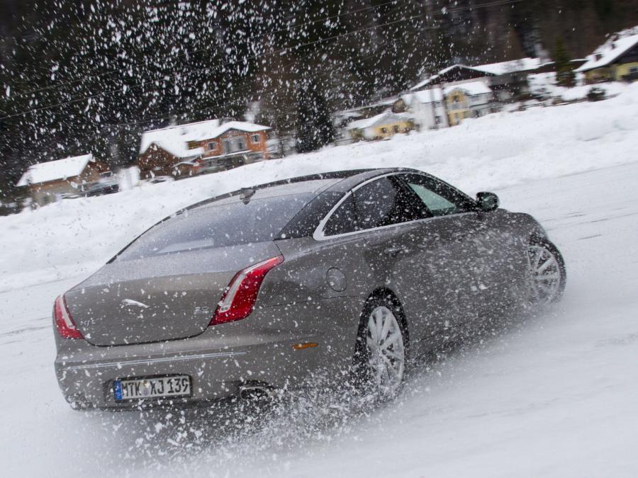  Jaguar XJ AWD 2012 года  (фото 10 из 15)